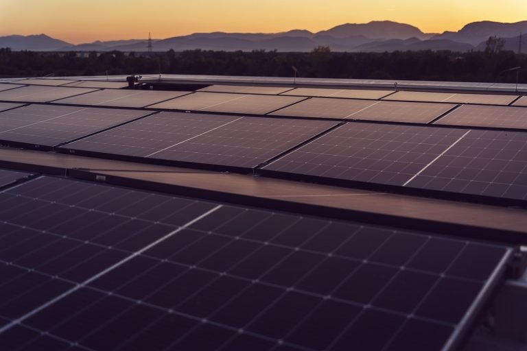Sistema solar residencial sustentable con paneles de alta eficiencia - ilustración para análisis Trina Solar Vertex S+ 425W