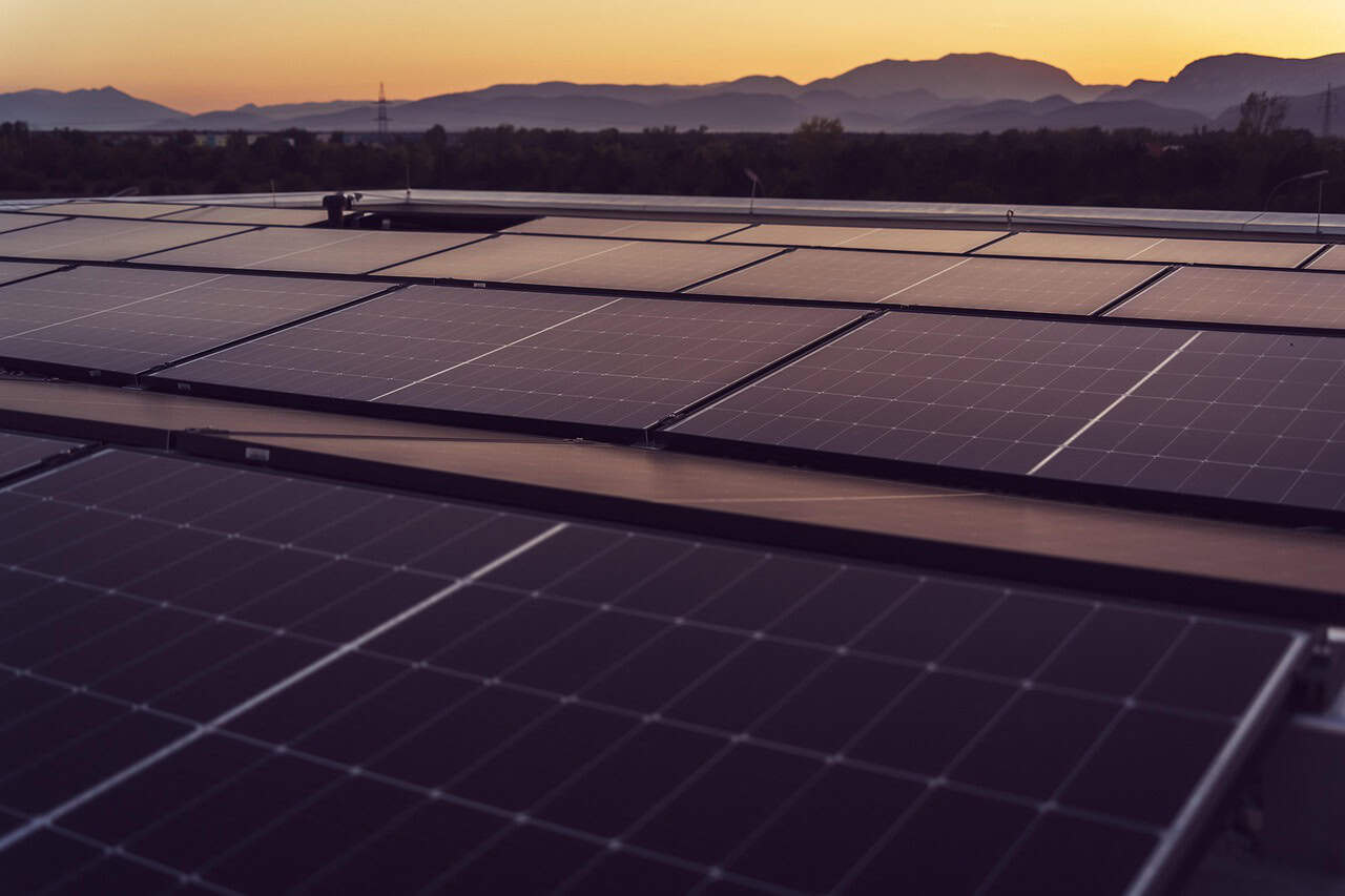 Sistema solar residencial sustentable con paneles de alta eficiencia - ilustración para análisis Trina Solar Vertex S+ 425W