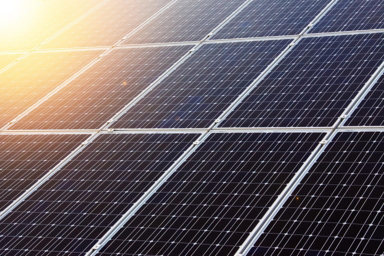 Ranking paneles solares más sostenibles 2025 manufactura limpia reciclaje First Solar SunPower Trina Solar - imagen ilustrativa