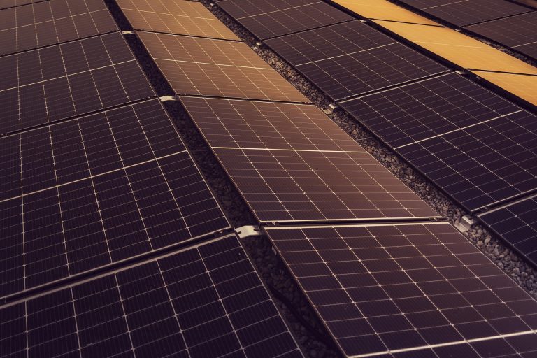 Ranking mejores paneles solares 2025 instalación residencial eficiencia sostenibilidad metodología SolarPunk comparativa
